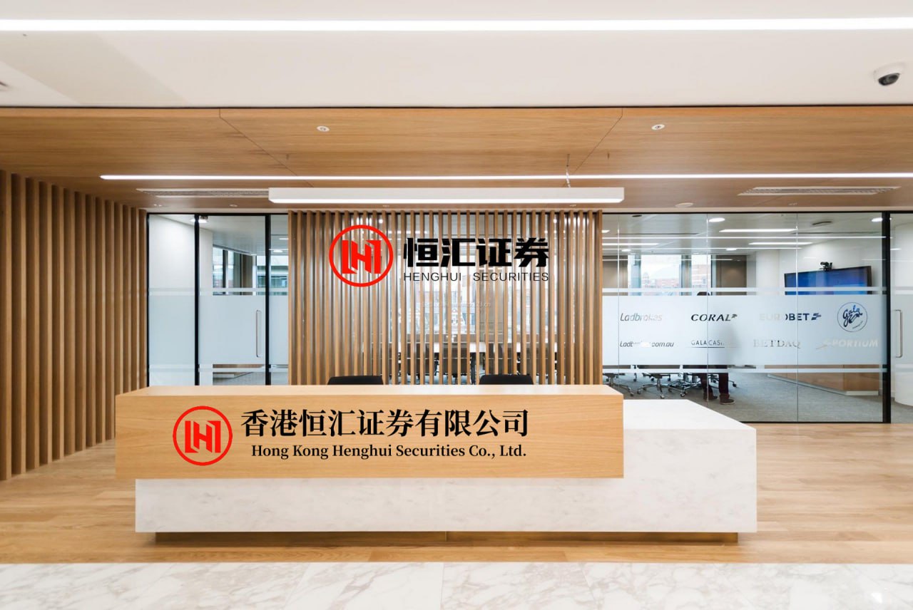 万宝配资 女子疑欲轻生 的哥报警后驾车跟随 默默守护生命